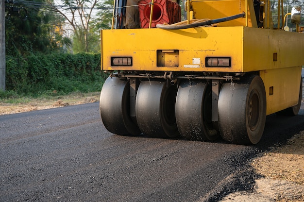 Zware vibrerende gele stoomwals of bodemverdichter in werking