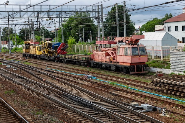 Zware vrachtvoertuigen op de spoorlijnen. Bovenaanzicht.