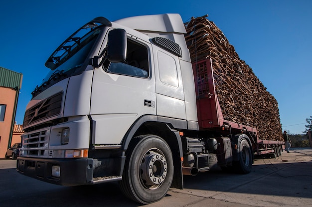 Zware vrachtwagen die kurk vervoert