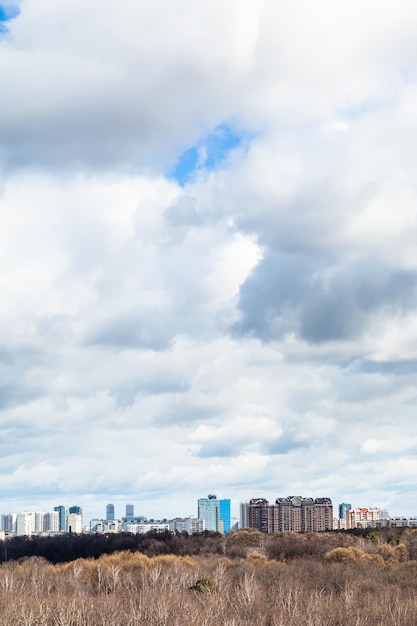 Zware wolken boven de stad