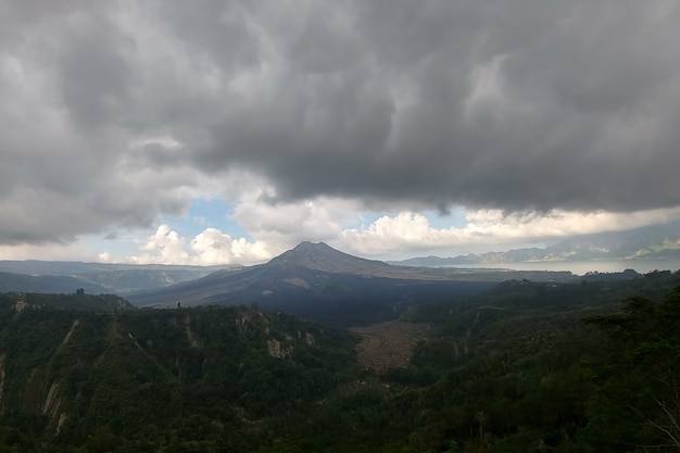 Zware wolken en verschroeide vlakte bij Batur-vulkaan op Bali-eiland Indonesië