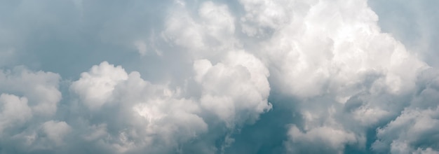 Zware wolken natuurlijke achtergrond dramatische lucht mooie lucht breed bannerformaat