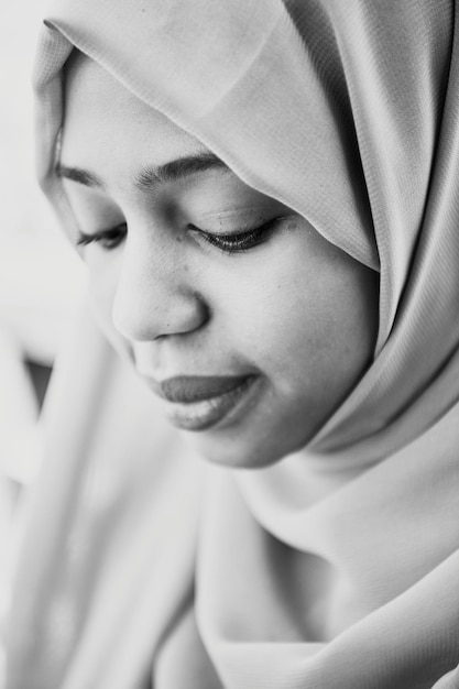 zwart Afrikaans zakenvrouwportret dat traditionele islamitische kleding draagt