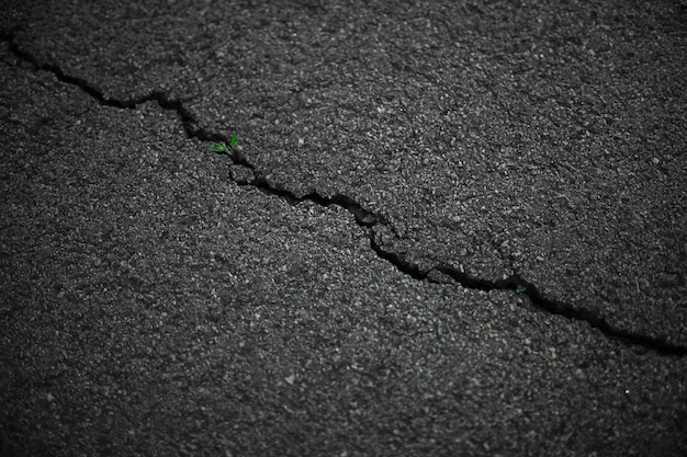 Zwart asfalt gebarsten achtergrond Oude asfaltwegtextuur Donkere achtergrond Grunge wegillustratie
