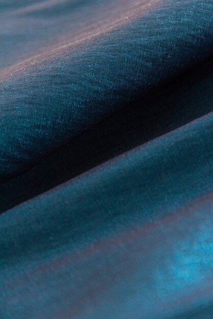 Zwart blauw groen golvende satijnen stof