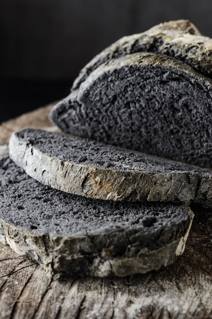 Zwart brood op houten tafel