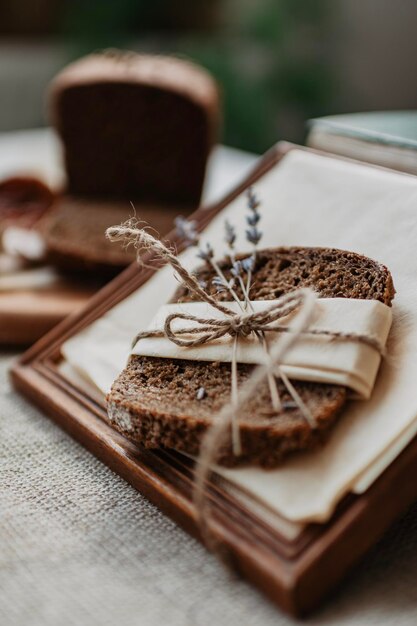 zwart brood op rustieke tafel