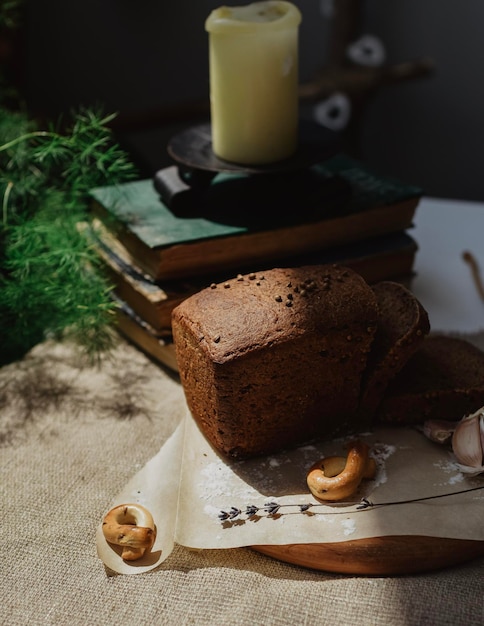 zwart brood op rustieke tafel