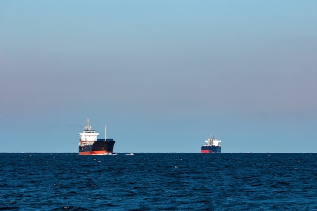 Zwart bulkschip. logistiek en goederenvervoer