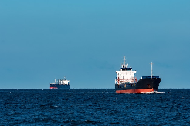 Zwart bulkschip. Logistiek en goederenvervoer