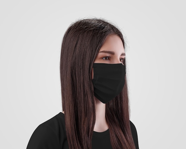 Zwart chirurgisch masker met oorlussen op een verpleegster geïsoleerd op de achtergrond zijaanzicht