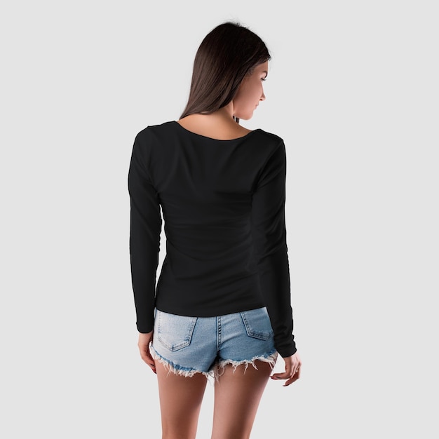 zwart damessweatshirt met lange mouwen voor een meisje met een blank uiterlijk in korte korte broek
