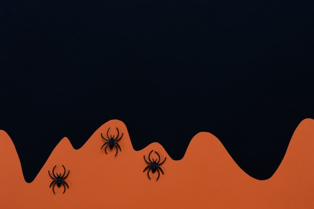 Zwart en oranje Halloween-achtergrond met spinnen