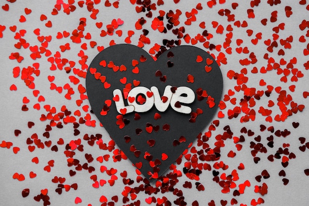 Zwart en rood hart met de woorden liefde op Valentijnsdag.