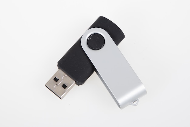 Zwart en staal grijze sleutel usb flash drive op witte achtergrond