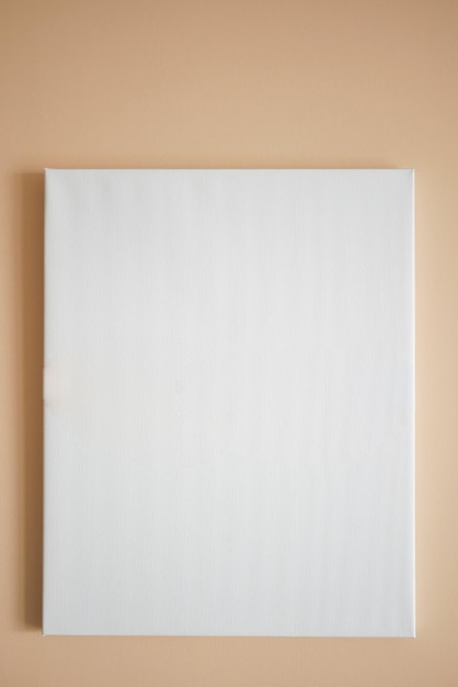 Zwart frame mockup hangend aan de muur