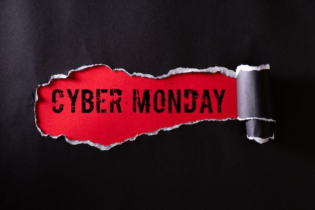 Zwart gescheurd papier en de tekst Cyber Monday op rood