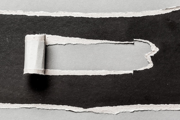 zwart gescheurd papier