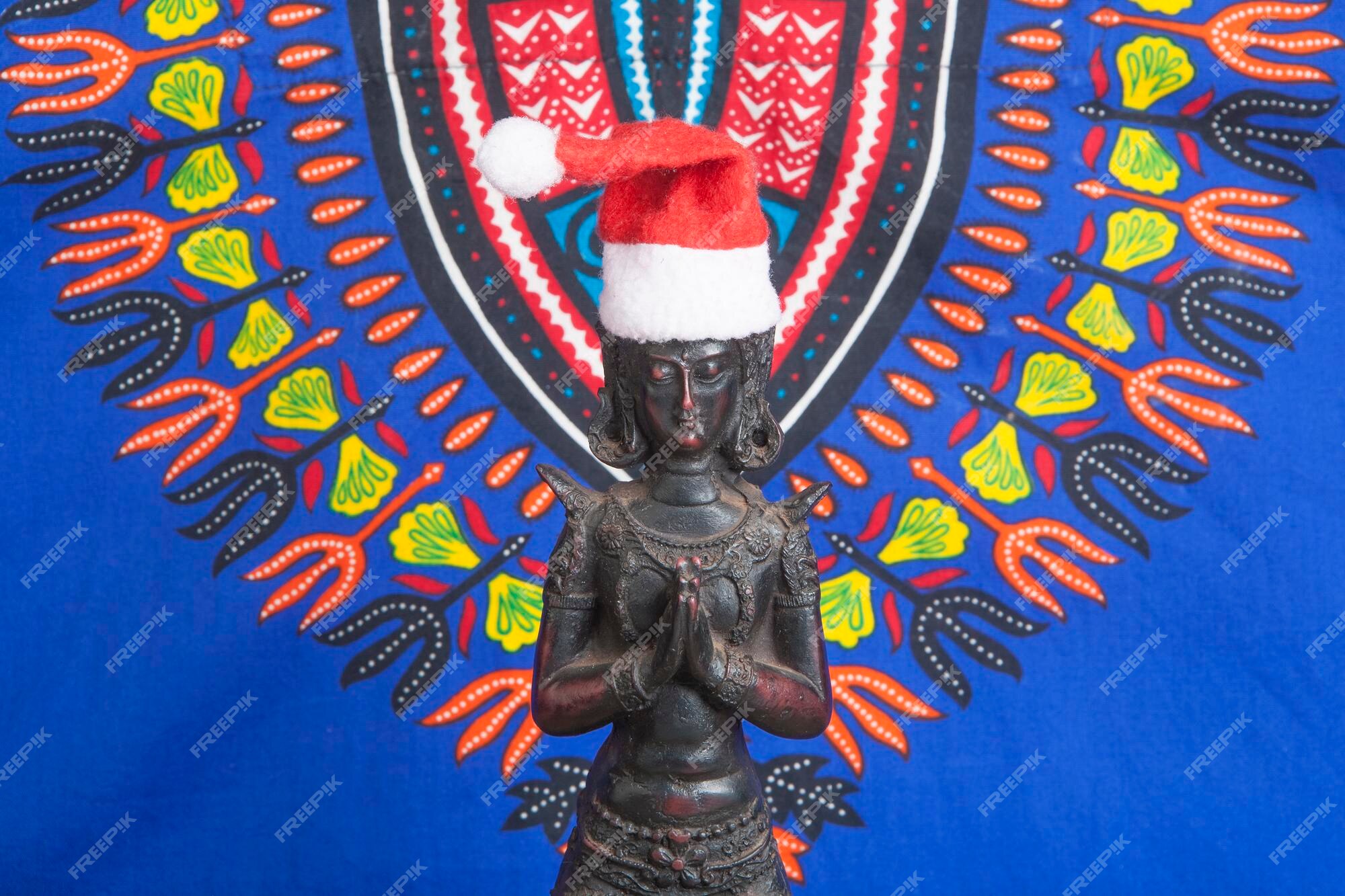 partij Besmetten Veilig Zwart keramisch beeld van knielende jonge boeddha in een kerstmuts |  Premium Foto