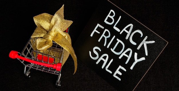 Zwart krijtbord met opschrift black friday sale en supermarktkarretje
