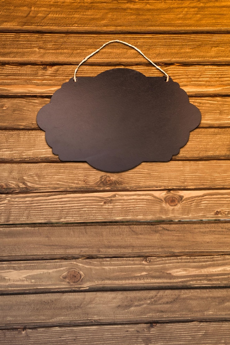 Foto zwart leeg bord op houten achtergrond