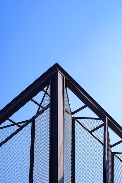 Zwart metalen wand buiten modern stalen structuurhuis in industriële loftstijl met blauwe lucht