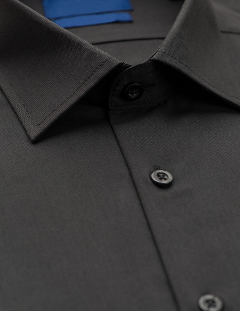 Zwart overhemd met focus op de kraag en knoop, close-up