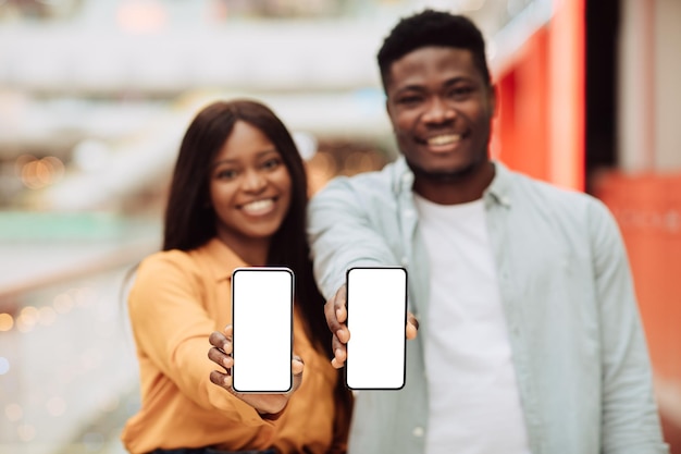 Zwart paar dat een leeg leeg smartphonescherm toont voor mock-up