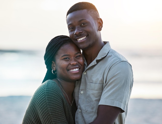 Zwart paar gelukkig en portret buiten op het strand met liefde, zorg en toewijding Glimlach op het gezicht van jonge Afrikaanse man en vrouw samen op vakantie vakantie of zonsondergang reisavontuur in Jamaica