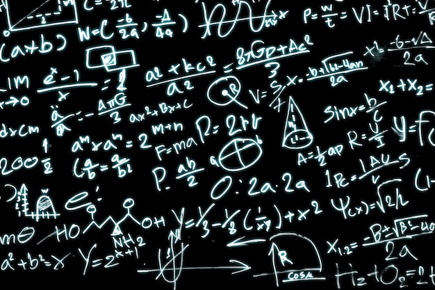 Zwart papier met veel wiskundige formules De karakters gloeien