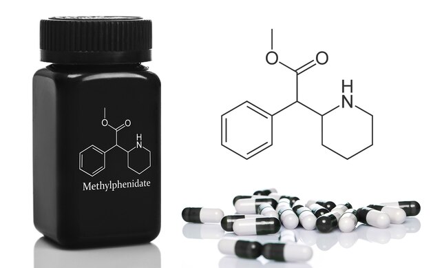 Zwart plastic flesje met de methylfenidaatpillen