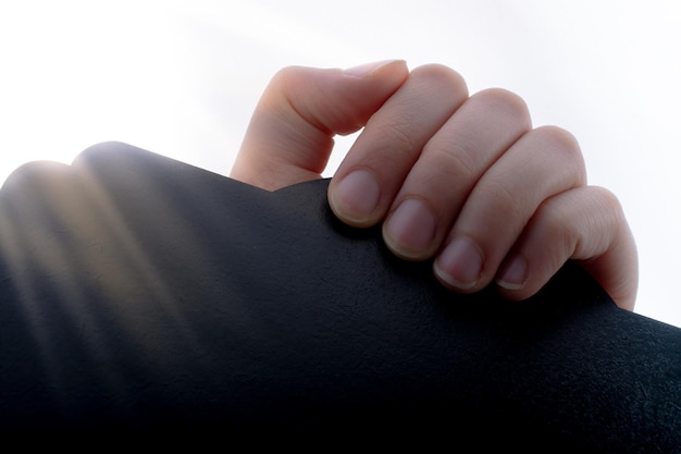 Zwart prikbord in de vorm van een tekstballon in de hand