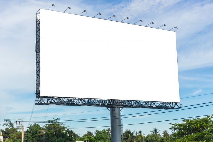 Foto zwart reclamebord voor nieuwe advertentie