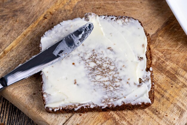 Zwart roggebrood met boter