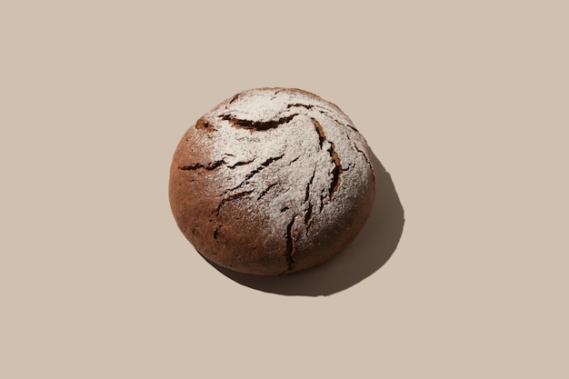 Zwart rond roggebrood Het concept van bakkerijproducten