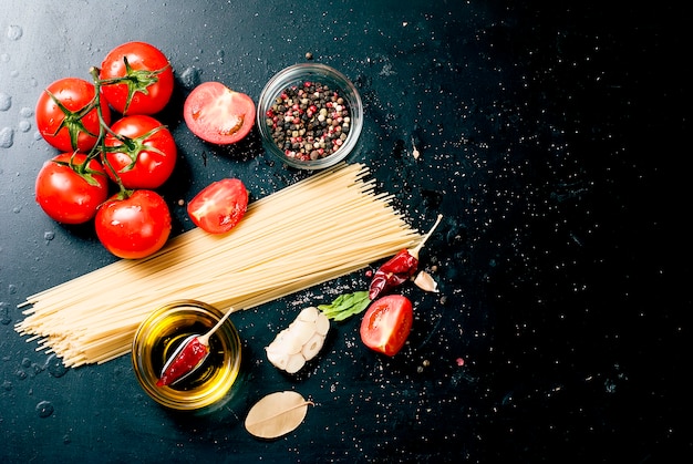 Zwart rustiek tafelblad met tak van tomaten en kruiden, hoogste mening