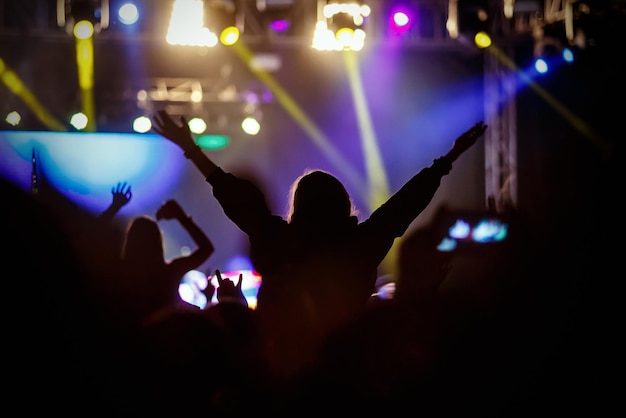 Zwart silhouet van jong meisje op rockconcert