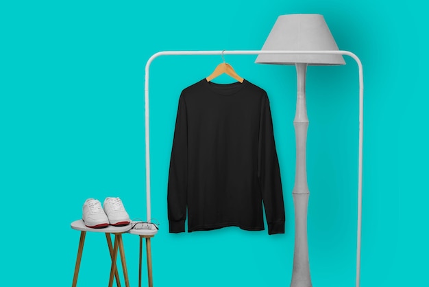 Zwart t-shirt met lange mouwen op houten hanger met display-eigenschap