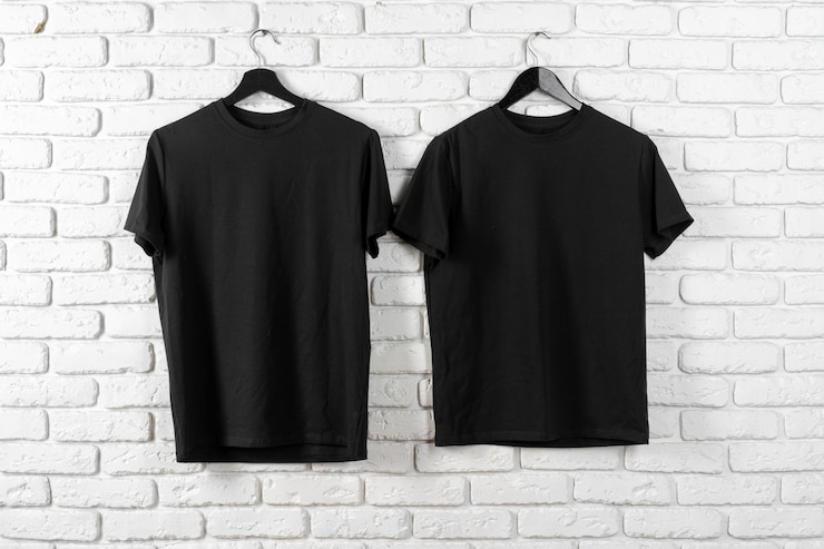 Foto zwart t-shirt opknoping op een hanger tegen de muur, vooraanzicht