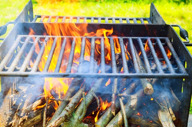 Zwart verbrand houtskool bbq rooster vuur natuurlijk als achtergrond