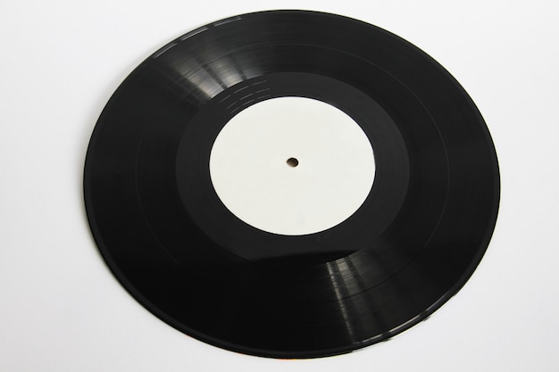 Zwart vinyl geïsoleerd op witte oude retro geluidsrecords