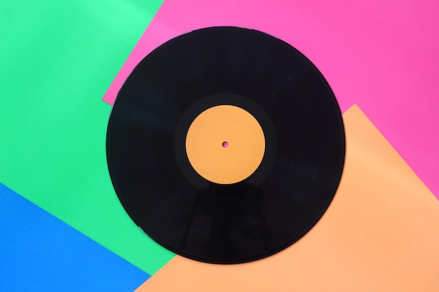 Zwart vinyl record op een kleurrijke achtergrond Retro stijl bovenaanzicht