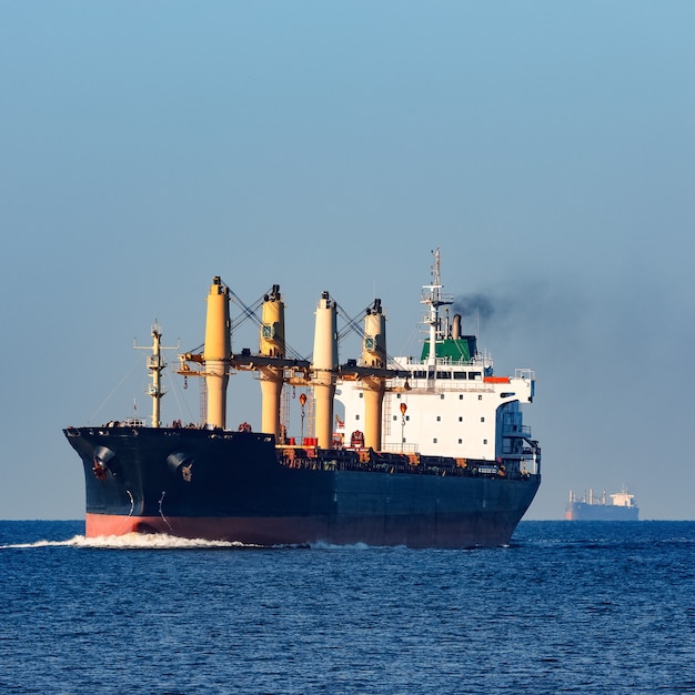 Zwart vrachtschip dat van de Oostzee vaart