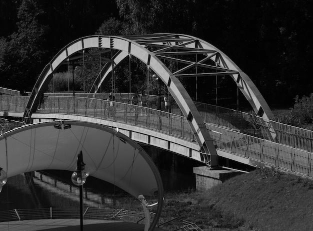 Zwart-wit boogbrug architectuur achtergrond