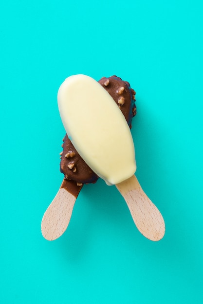 Zwart-wit chocolade-ijs ijsjes op blauw