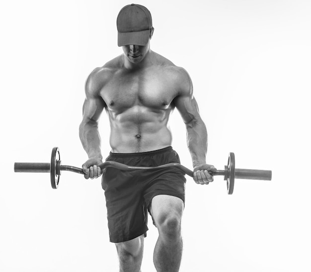 Zwart-wit foto van bodybuilder in een pet met barbell. Geïsoleerd op wit