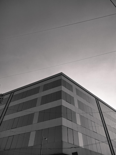 Zwart-wit foto van een commercieel gebouw
