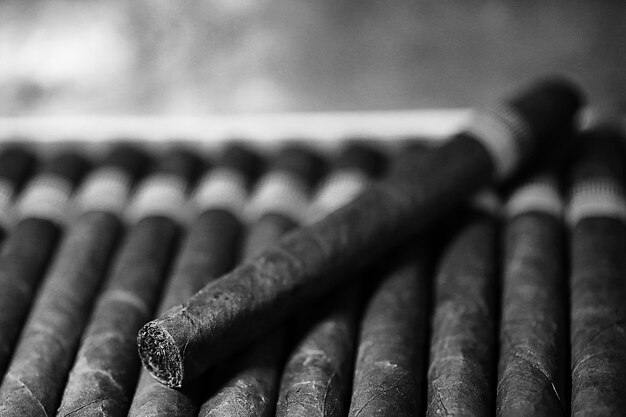 zwart-wit foto van grote houten doos sigaren handgemaakte Cubaanse productie