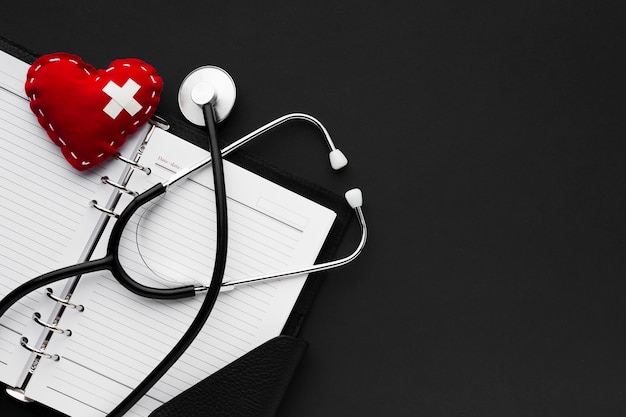 Foto zwart-wit medisch concept met stethoscoop en rood hart
