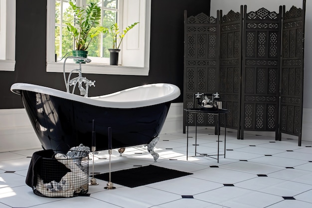 Zwart-wit moderne badkamer met zilverkleurig beslag met grote zonnige ramen. Interieur ontwerpconcept